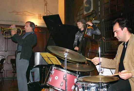 GARY BARONE QUARTET mitGary Barone (Fluegelhorn), Karo Höfler (Kontrabass)und (nicht sichtbar) Andy Herrmann (Klavier) 2003